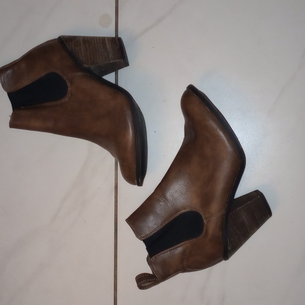 Brown boutique boots size 9 fit good with 8 and 8 1/2